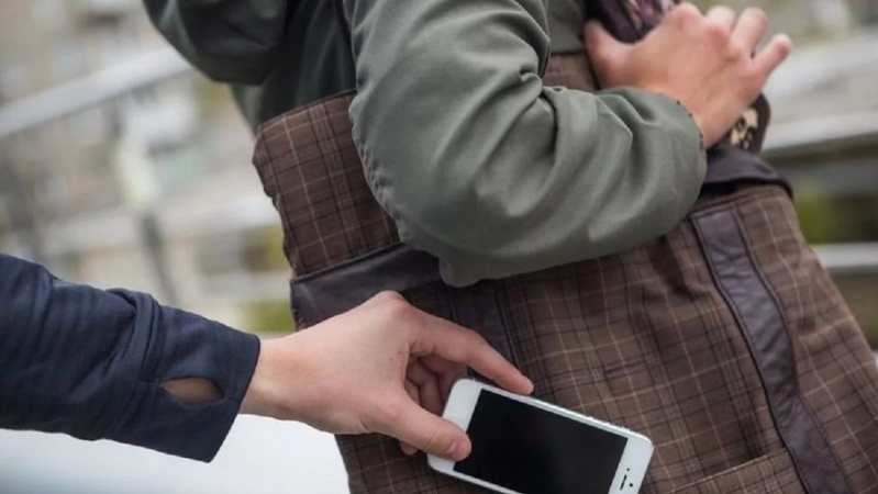 У Луцьку в супермаркеті поцупили телефон із жіночої сумки