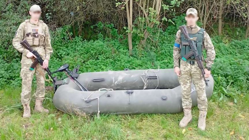 Волинські прикордонники затримали двох волинян  що переправляли до Польщі сигарети