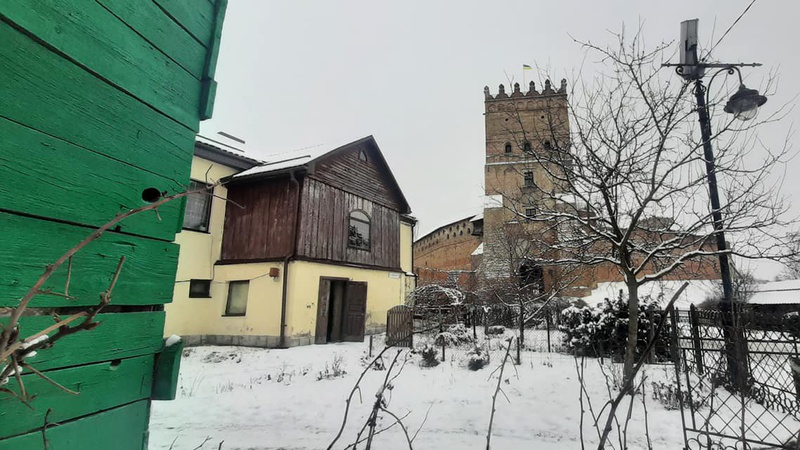 У Луцьку в історичній частині міста руйнується будинок. ФОТО