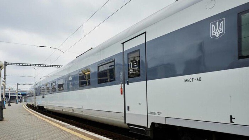 «Укрзалізниця» прискорює два міжнародні поїзди