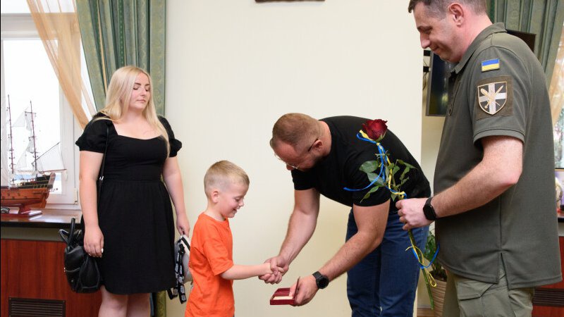 У Луцьку 6-річному сину Героя вручили посмертну нагороду тата. ФОТО