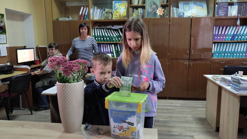 У луцькій школі замість квітів на День вчителя розпочали збір грошей на безпілотник