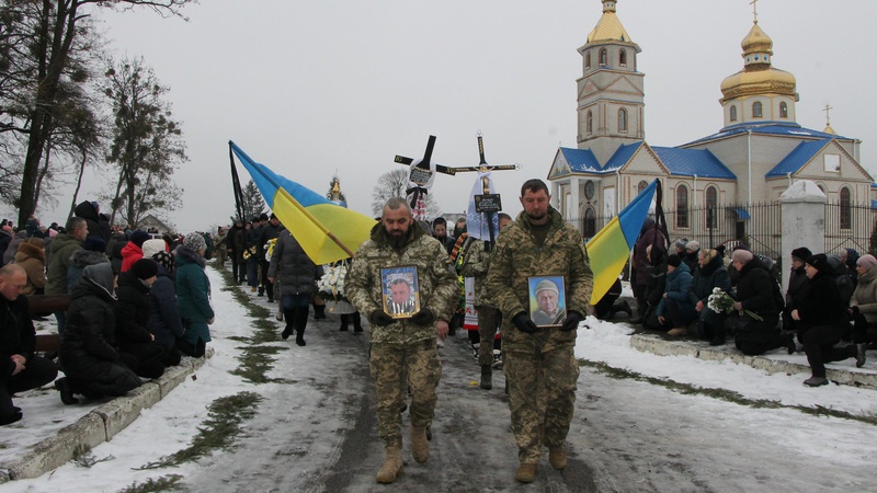 У Маневичах сотні людей попрощалися одразу з двома Героями