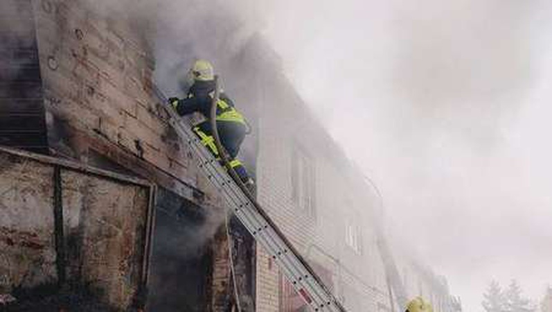 У Луцьку горів гараж: травмувався чоловік