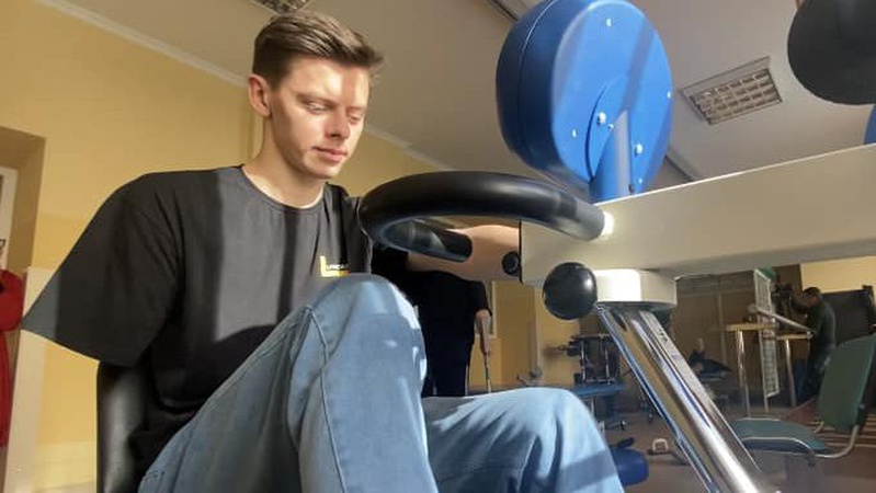 Втратив руку на міні окупантів і одружився в лікарні: зворушлива історія бійця ЗСУ