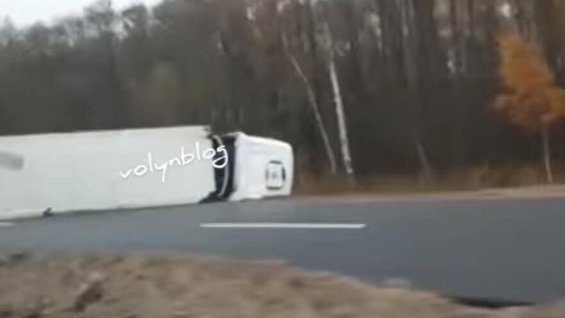 На Волині перекинулася фура: рух транспорту ускладнений. ВІДЕО