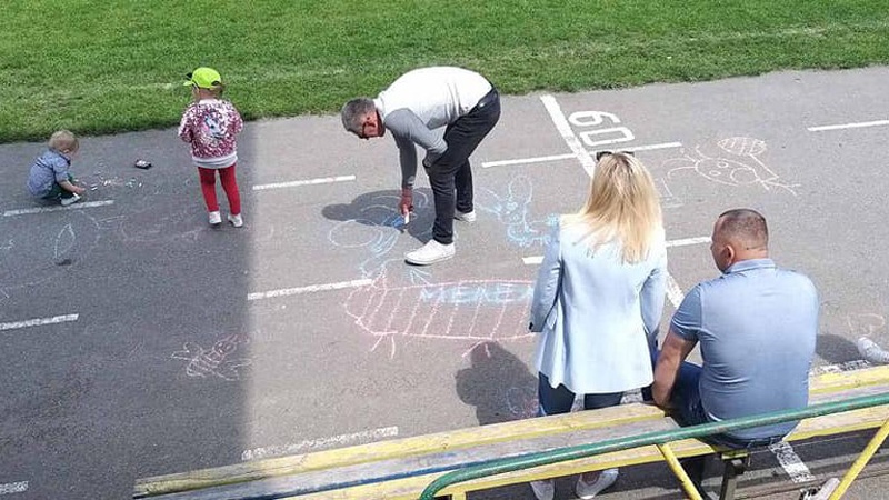 У громаді на Волині староста намалював на асфальті карикатуру на депутата. ФОТО. ВІДЕО