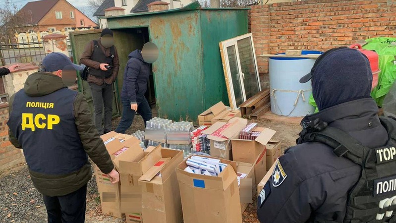 На Волині поліція «накрила» хитрунів, які виготовляли алкогольний фальсифікат під марками відомих брендів