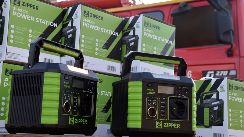 На Волині благодійники передали рятувальникам портативні зарядні станції