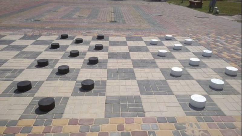 У селищі на Волині облаштували гігантську шашкову дошку. ФОТО