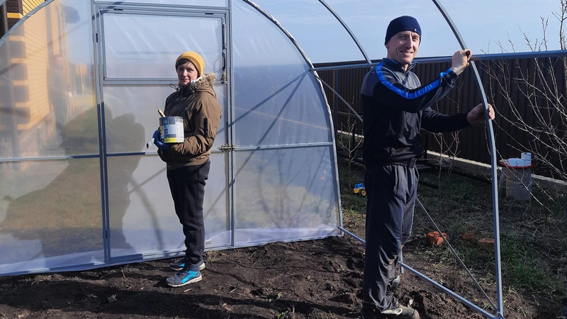 На Волині подружжя виготовляє теплиці