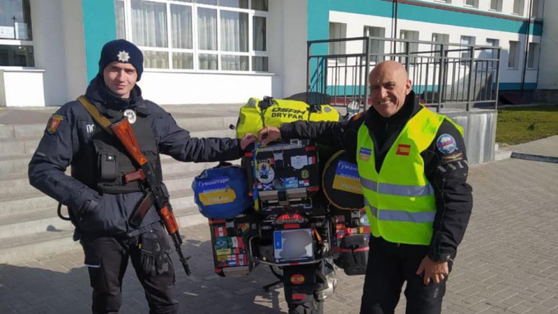 Іспанець на мотоциклі привіз на Волинь медикаменти