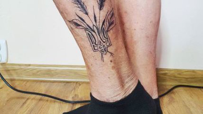 79-річна українка «набила» на нозі тризуб