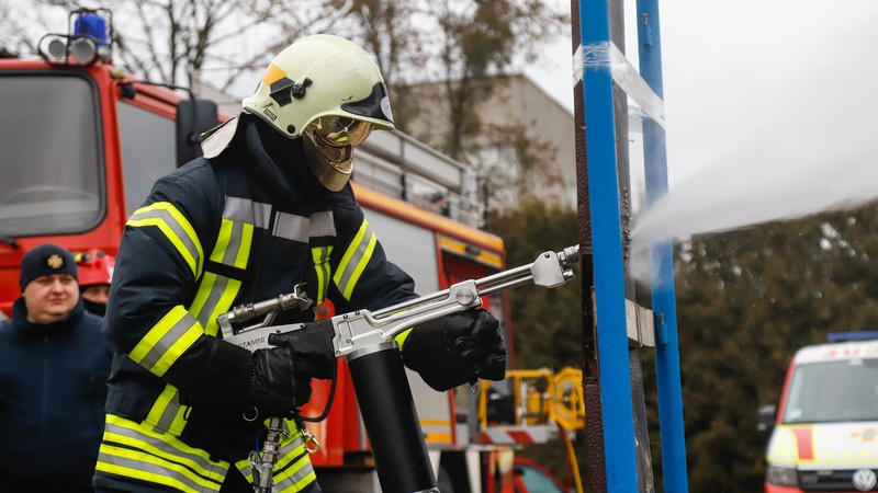 Волинські рятувальники випробували унікальне обладнання для гасіння пожеж