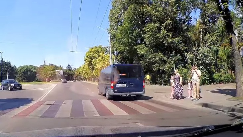 Лучани обговорюють автохама, який ледь не переїхав пішоходів. ВІДЕО