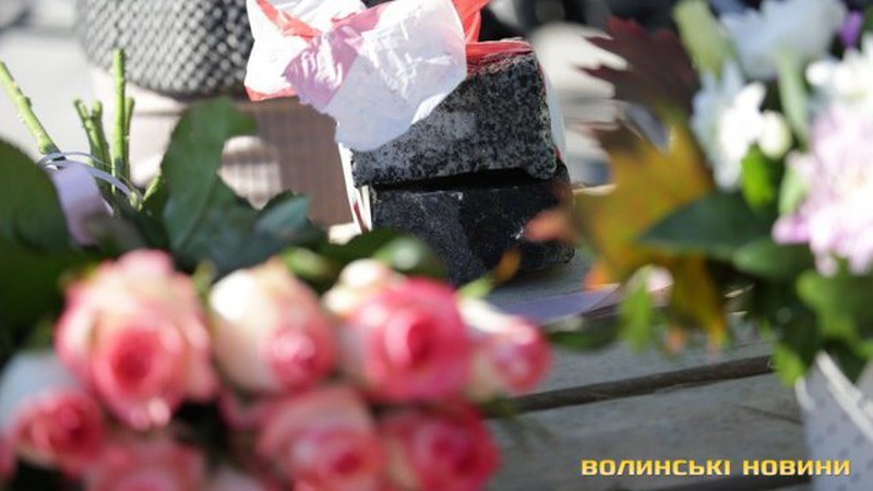 У Луцьку молодятам дарують каміння