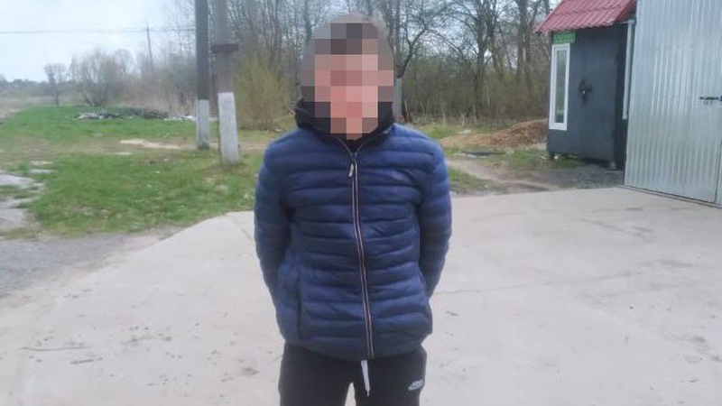Підліток з Волині обікрав магазин: виніс гроші, коньяк, цигарки і цукерки