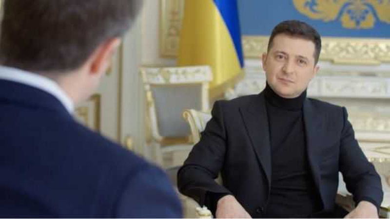 Охорона президента тримає стенди про «Велике будівництво», щоб його не вдарило