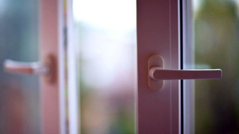 У Луцьку жінка «під кайфом» ледь не випала з 4 поверху