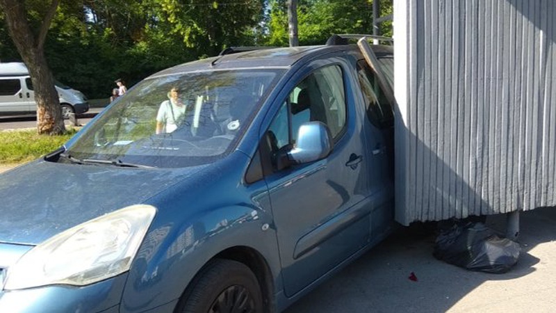 У Луцьку автомобіль в’їхав у зупинку. ФОТО