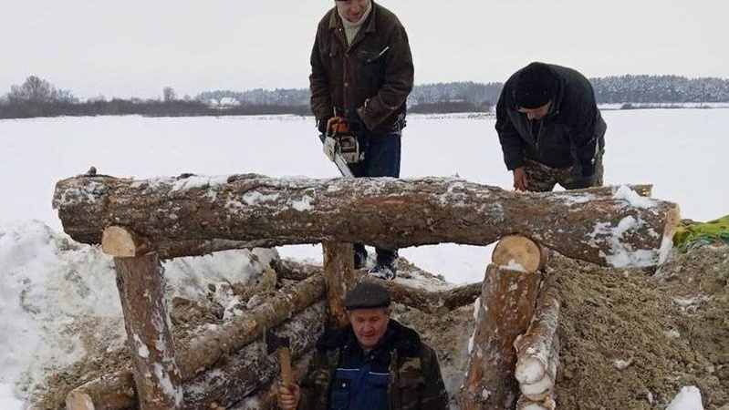 На півночі Волині безробітні допомагають створювати оборонні рубежі