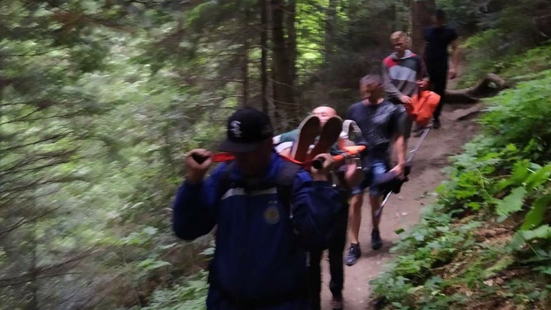 Лучанку, яка травмувалася в Карпатах, знесли з гори на ношах