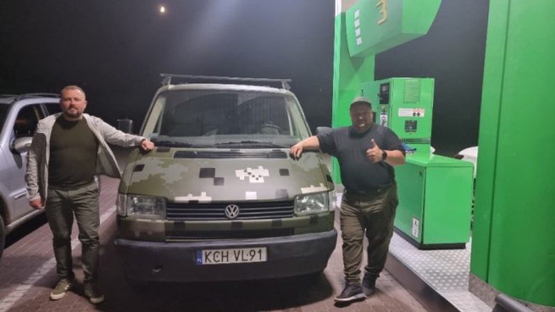Військовим на фронт доправили авто з Волині