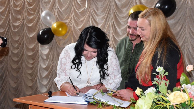 «Допоки об’єднуються молоді серці - Перемозі бути!»: на Волині одружився військовий з коханою