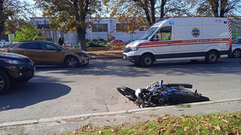 У Луцьку на Дубнівський авто збило мотоцикліста