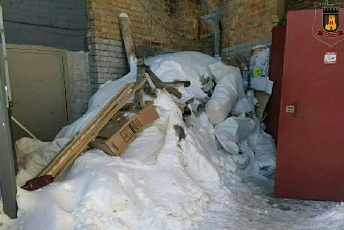 Лучанин, роблячи ремонт в квартирі, засмітив двір у центрі міста