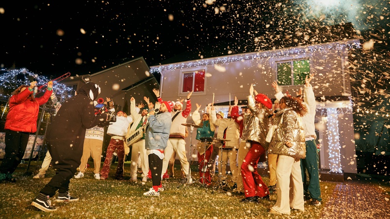 Співак з Луцька вперше зняв у своєму кліпі дружину