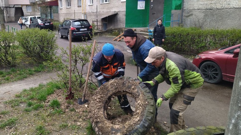 З луцьких дворів демонтовують автомобільні шини