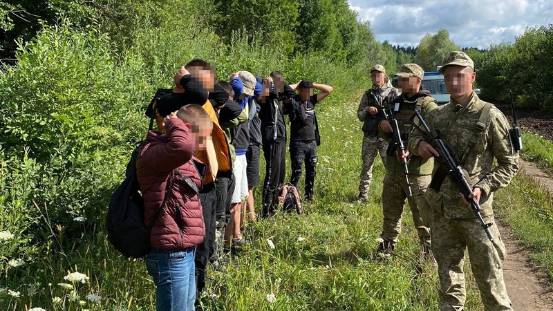 Поблизу кордону з Румунією прикордонники пострілами зупиняли ухилянтів