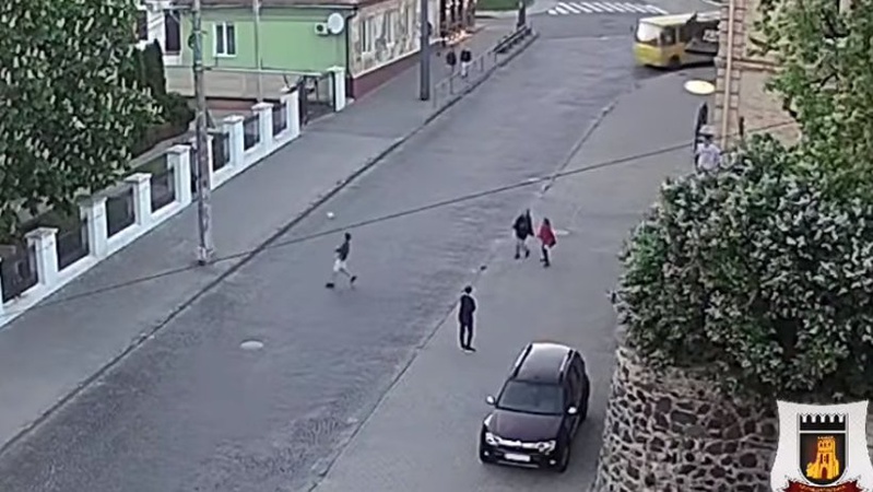 У Луцьку діти на проїжджій частині грали м’ячем. ФОТО