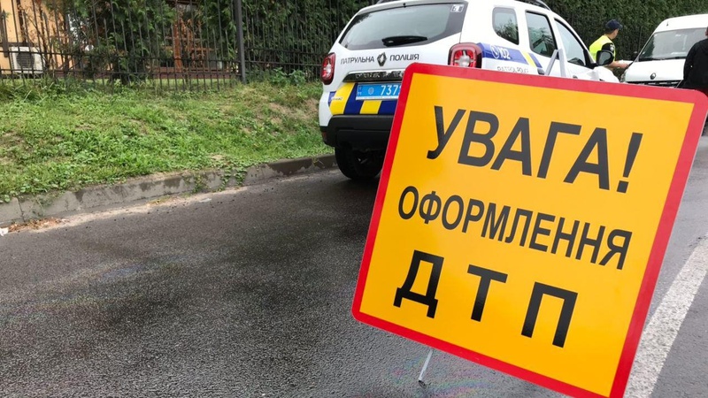 У Луцьку п’яний водій ваз в’їхав у бус: як його покарали