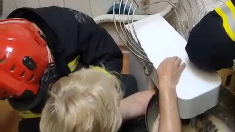 У лучанки в тістозмішувальній машині застрягла рука, допомогли рятувальники