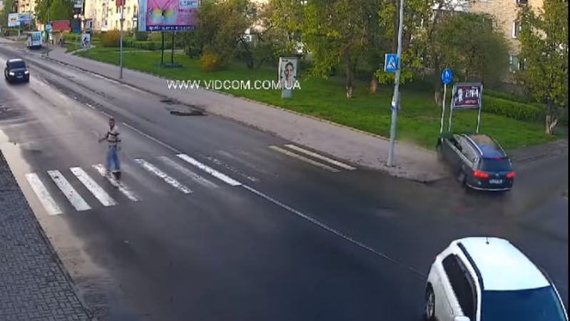 У Володимирі легковик зніс рекламний щит. ВІДЕО