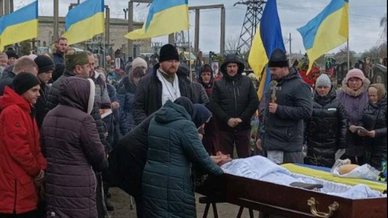 Був люблячим сином, батьком та дідусем: у Рожищі поховали захисника України Руслана Тіщенка