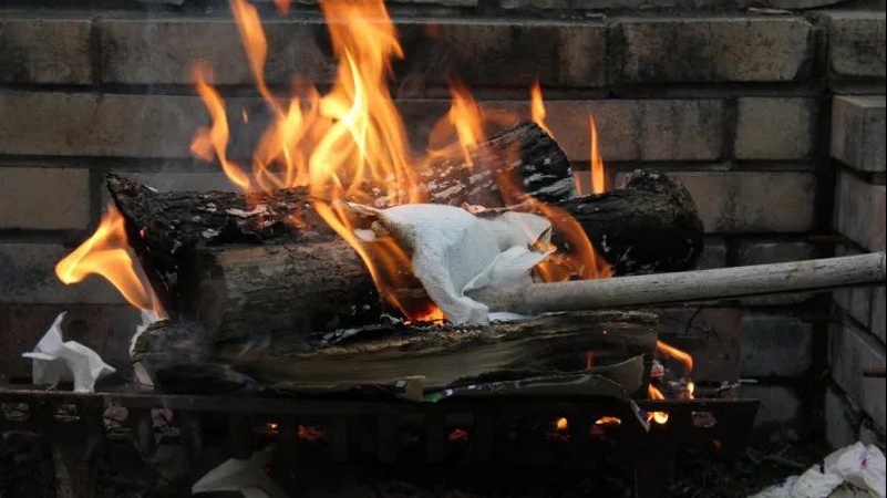 Жінка розпалила камін купонами на 20 тисяч євро, які заховав чоловік