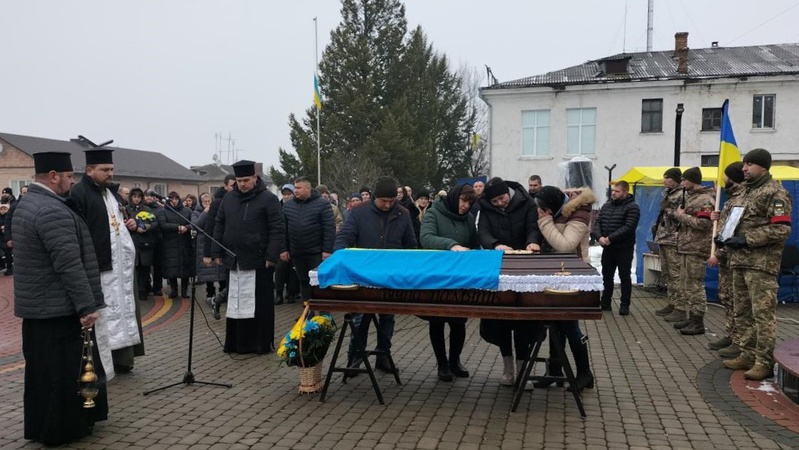 «Не стримували сліз навіть вояки»: волиняни провели в останню дорогу Героя Сергія Шершня