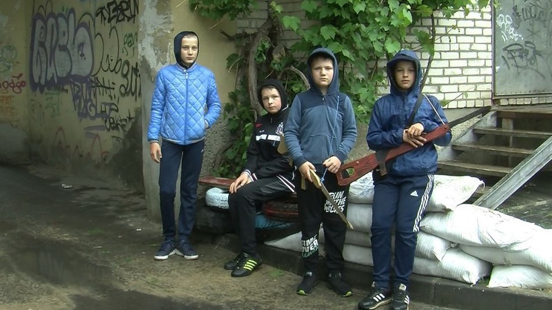 У луцькому дворі діти облаштували блокпост