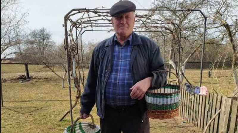 Святкові в церкву та величезні для городини: волинянин плете найрізноманітніші кошики