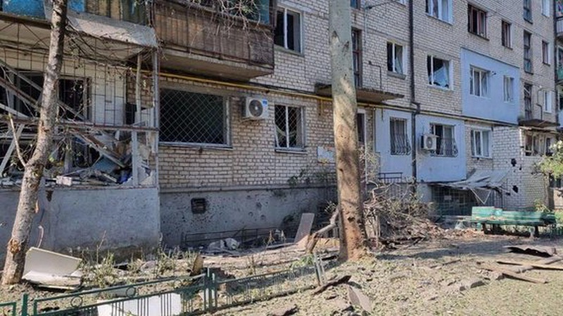 У мережі показали відео влучання ракети у багатоповерхівку у Миколаєві