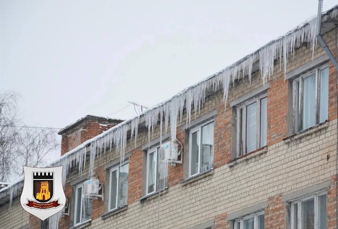Лучан попереджають про небезпеку падіння бурульок