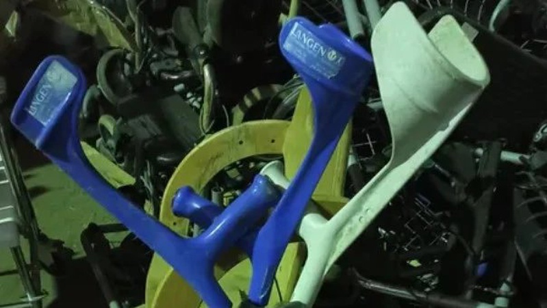 Волинська митниця продає на аукціоні милиці, вживані колісні крісла та столи для осіб з інвалідністю