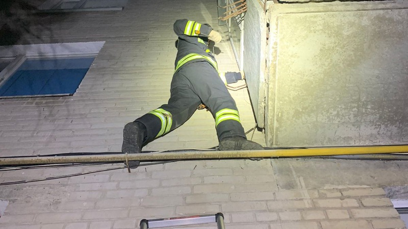 Рятувальники через балкон потрапили в квартиру, щоб допомогти лучанці