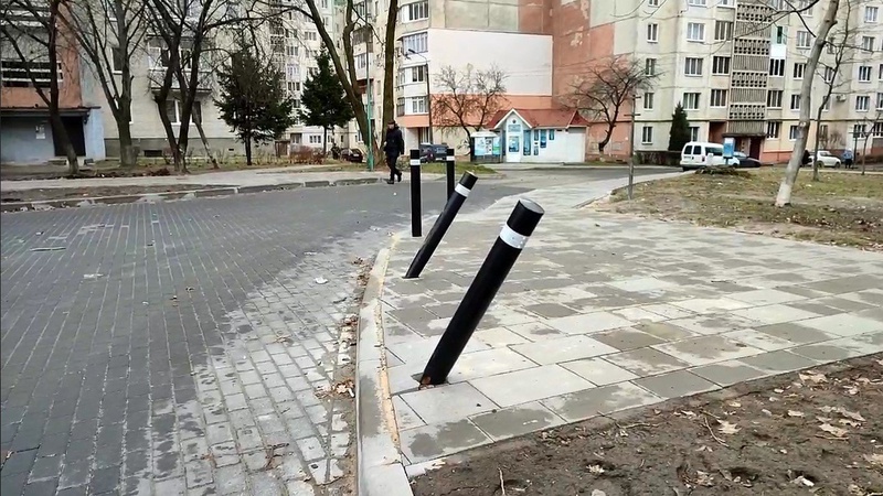 У Луцьку вандали понівечили металеві стовпці. ВІДЕО