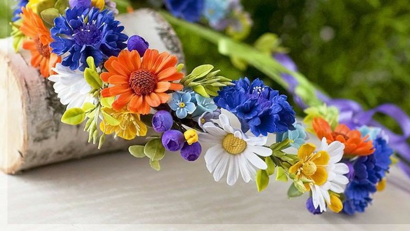 Волинянка виготовляє оригінальні віночки зі штучних квітів