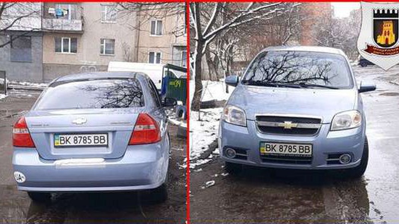 Перегородив тротуар: у Луцьку муніципали покарали паркохама.ФОТО