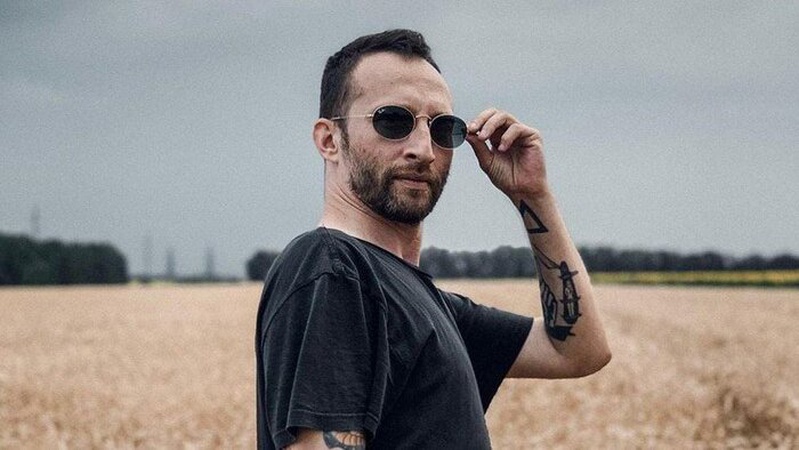 Український музикант заспівав про Кримський міст, який палає